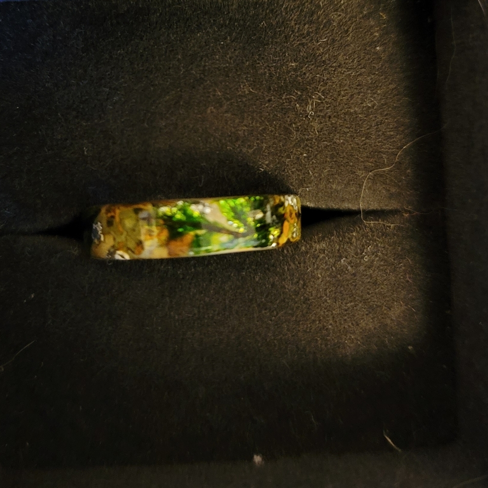 Moss and silver fleck resin set ring size 6.5